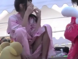 【盗撮動画】ロリっ娘のパンティ美味しそう!!!浴衣で股間ノーガードJS級美少女の正面撮りパンチラｗｗｗの画像