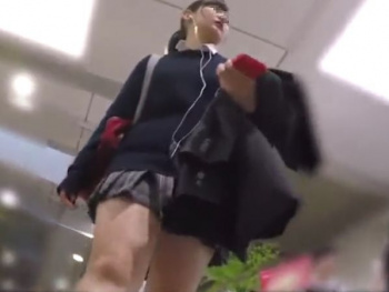 【盗撮動画】ヤバイやつ！現役JC中◯生の清純ピュアな美少女をストーカーしてパンチラ無断撮影！！の画像
