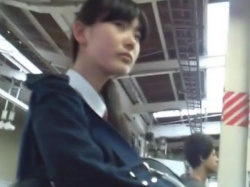 【盗撮動画】JC中◯生の清純制服女子を尾行して禁断のスカート捲りパンチラとか危険すぎる！！の画像