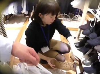 【盗撮動画】イイやつです！清楚でお淑やかな美人ショップ店員さんのパンチラを逆さHEROが大攻略ｗｗｗの画像