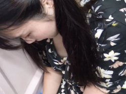 【盗撮動画】ラッキー乳首！電車でスマホに夢中なお姉さんの浮きブラ胸チラ映像とか完全ご褒美ｗｗｗの画像