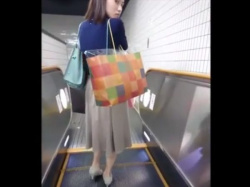 【盗撮動画】やっべーバレたかも!!!超美形の美人妻のパンチラを隠し撮りしたら鋭い眼光で二度見された！！の画像