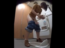 【盗撮動画】某商業施設の和式女子トイレ隠し撮り！美人ギャル多数の放尿サウンドが生々しい現場を収録！の画像