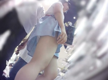 【盗撮動画】童顔ショートヘアのJC中◯生のような女の子のパンチラを店内で無断隠し撮り！！！の画像
