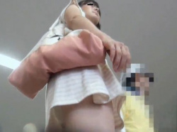 【盗撮動画】清楚系の美人お嬢さんばっかり！スカート内を逆さ撮りしてパンチラ攻略されるｗｗｗの画像