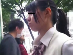 【盗撮動画】制服女子校生を尾行してエスカレーターで危険すぎる捲りパンチラとか繰り返してる！！の画像