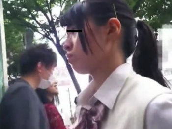 【盗撮動画】制服女子校生を尾行してエスカレーターで危険すぎる捲りパンチラとか繰り返してる！！の画像
