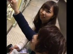 【盗撮動画】クリっとした瞳が可愛い美人ギャルが彼氏と買い物中にパンチラを隠し撮りされてる！！の画像