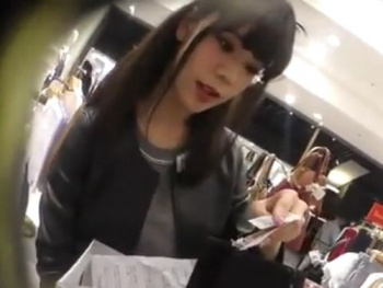 【盗撮動画】逆さHERO！清楚系美人ショップ店員さんの接客中にパンチラ撮りまくってるｗｗｗの画像
