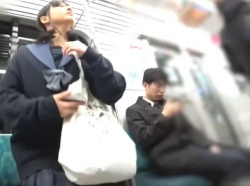 【HD盗撮動画】電車で見かけた清純そうな制服女子校生をストーカーしてパンチラ攻略ｗｗｗの画像