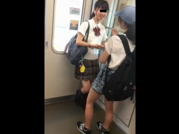 【ＨＤ盗撮動画】イイやつです！超絶キュートな童顔ロリ美少女の純白パンチラがｗｗｗの画像
