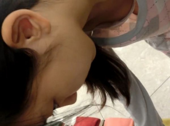 【HD盗撮動画】胸元ゆるゆるの美人ショップ店員さんの胸チラ＆パンチラ映像を隠し撮り！の画像