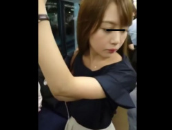 【盗撮動画】電車内で清楚で可愛い美人OLお姉さんのパンチラを逆さ撮り攻略ｗｗｗの画像