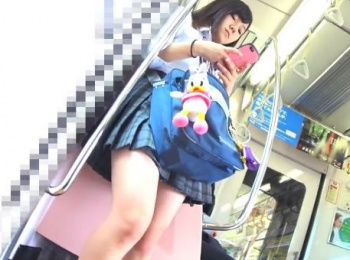 【HD盗撮動画】高画質高品質！アイドル級美少女の制服女子の小さめ美尻パンチラ！！の画像