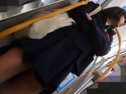 【HD盗撮動画】純白パンティを食い込ませた現役JKちゃん！尾行しながらスカート内隠し撮り！の画像