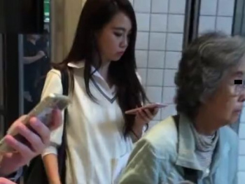 【HD盗撮動画】イイやつです！超SSSSS級の美形美少女のJKを捲りパンチラした犯罪映像！の画像