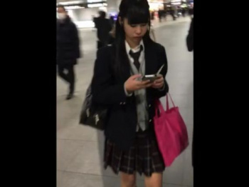 【HD盗撮動画】イイやつです！天然プルルンな女子校生の優等生美少女を捲りパンチラ！！の画像