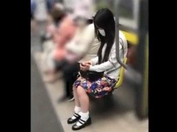 【盗撮動画】尻肉サイコー！素人ギャルのパンチラを逆さ撮りすると肉質プリプリｗｗｗの画像