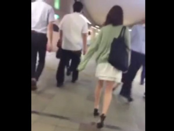 【盗撮動画】犯罪パンチラ映像！清楚美人のお姉さんを尾行してパンチラを隠し撮り！！の画像