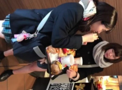 【HD盗撮動画】イイやつです！マックらしき店内でマジで可愛い制服JKのパンチラ隠し撮り！の画像