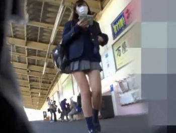 【HD盗撮動画】ムフフ・・・制服美少女のパンチラを逆さ撮りすると美尻ツルルン美肌ちゃんｗｗｗの画像