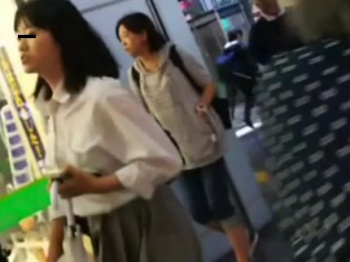 【盗撮動画】即削除！ウブっ娘ロリ美少女のJC中◯生の未成熟な下半身から捲りパンチラ！の画像