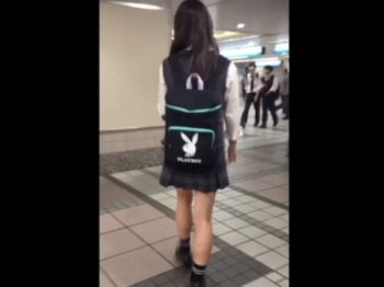 【盗撮動画】危険すぎる徹底尾行映像！放課後の制服女子校生のパンチラを無断撮影！！の画像
