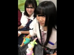 【盗撮動画】イイやつです！超清純スレンダー美少女の女子校生のパンチラを電車内で逆さ撮り！！の画像