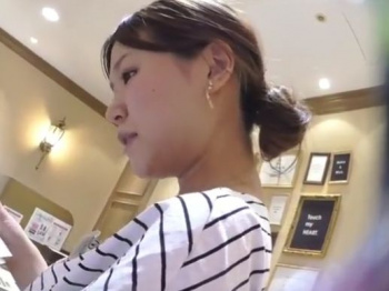 【HD盗撮動画】逆さHERO！もうサイコー！お色気美人ショップ店員の最強パンチラｗｗｗの画像