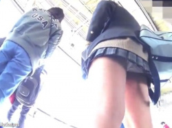 【盗撮動画】通学中のJKギャルの純白パンティGET！尾行しながらパンチラを隠し撮り！！の画像