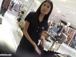 【HD盗撮動画】スレンダー美人で愛想も良いショップ店員のお姉さんのパンチラ逆さ撮りｗｗｗの画像