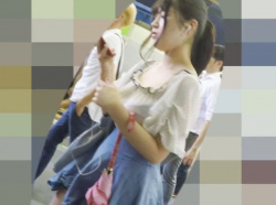 【HD盗撮動画】電車内で清楚系素人お嬢さんの匂いまで漂うようなパンチラ接写撮り！！の画像