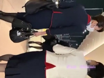 【HD盗撮動画】ヤバイやつ！空港内張り込み！本物CAに粘着してパンチラ隠し撮り！！の画像