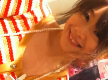 【盗撮動画】思いっきり愛嬌振りまいて接客してくれる美人ショップ店員の胸チラ覗き込み！の画像