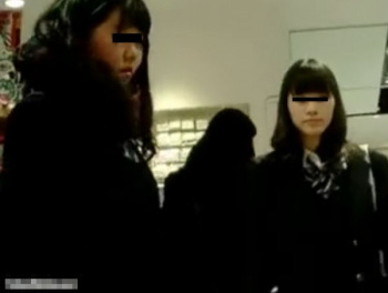 【盗撮動画】ヤバイやつ！本物現役ＪＫの緊迫感溢れるパンチラ逆さ撮り映像が無断公開！！の画像