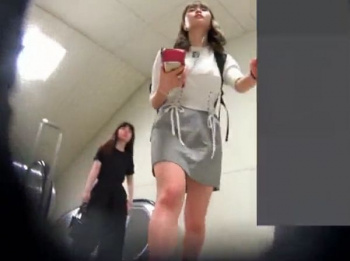 【盗撮動画】もも肉サイコー!!!清楚美人な現役女子大生に粘着してパンチラ隠し撮りｗｗｗの画像