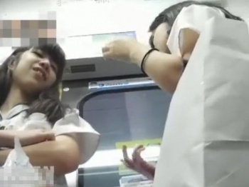 【盗撮動画】激カワJC中◯生の萌えパンティ！美少女を逆さ撮りしてパンチラ無断撮影！！の画像