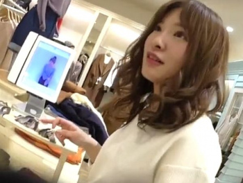 【盗撮動画】逆さHERO！美人ショップ店員のセクシーお姉さまの股間からパンチラ攻略ｗｗｗの画像