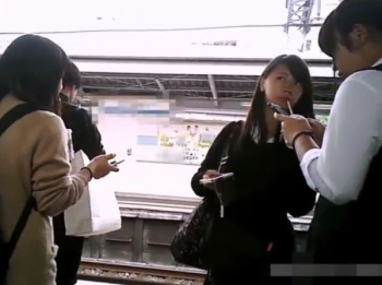 【盗撮動画】童顔美少女のJC中◯生を逆さ撮りしたパンチラ危険映像がネット上に拡散！！の画像