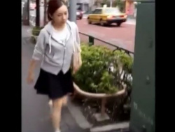 【盗撮動画】街撮りパンティ！美人ギャルを逆さ撮りしたガチ本物パンチラ映像が公開！！の画像