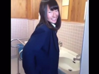 【盗撮動画】女子トイレ映像！悪戯で友人に隠し撮りされハニカム美少女やはしゃぐギャル！！の画像