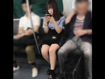 【HD盗撮動画】思春期特有のプニプニ感が堪らない！JK美少女のパンチラ逆さ撮り！！の画像