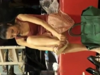 【盗撮動画】ラッキーパンチラ！最強レベルの美女のパンティが股間からチラ見えｗｗｗの画像