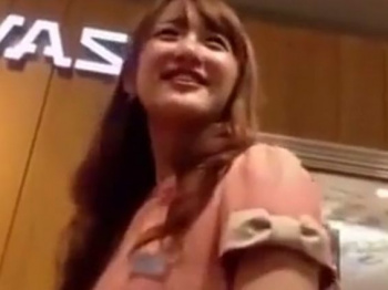 【盗撮動画】清楚美人で笑顔が尋常でなく可愛いショップ店員のお姉さんの極上パンチラ!の画像