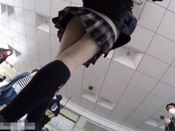 【盗撮動画】可愛らしい顔して極上の美脚！制服女子校生のパンチラを追跡攻略しまくった！！の画像