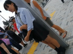 【盗撮動画】如何にも処女そうな清純女子校生を尾行してスカート捲りパンチラを強行！！の画像
