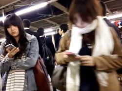 【盗撮動画】危険行為！駅構内で美女を物色！そのまま尾行してエスカでスカート捲りパンチラ！の画像