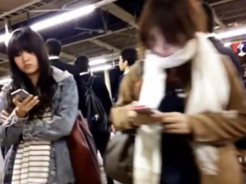 【盗撮動画】危険行為！駅構内で美女を物色！そのまま尾行してエスカでスカート捲りパンチラ！の画像