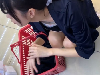 【HD盗撮動画】乳首到達にテンション爆上げ!!!買い物中ギャルのパンチラ胸チラ隠し撮り！の画像