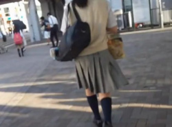 【盗撮動画】不適切にヤバイやつ！アドケナイ本物女子校生を尾行してスカート捲りパンチラ！！の画像
